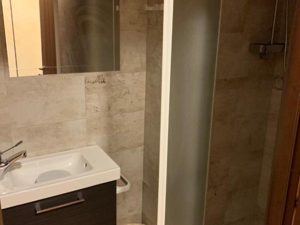 Casa Friends Lingotto Ospedali Metro Spezia : photo 6 de la chambre chambre double avec salle de bains privative