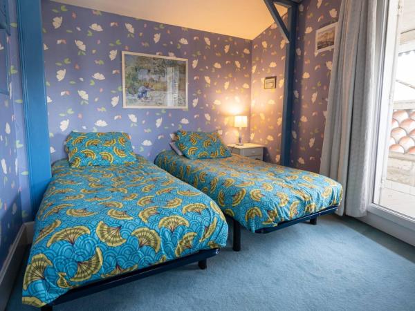 Le Cedre Bleu : photo 2 de la chambre chambre quadruple avec salle de bains