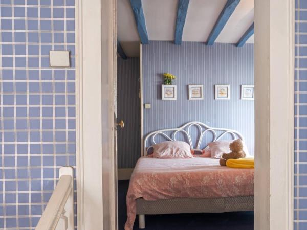 Le Cedre Bleu : photo 4 de la chambre chambre quadruple avec salle de bains