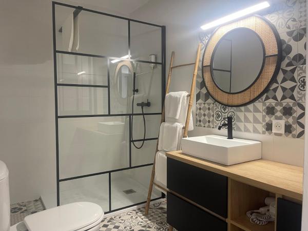 Hôtel Restaurant La Caravelle : photo 2 de la chambre chambre triple