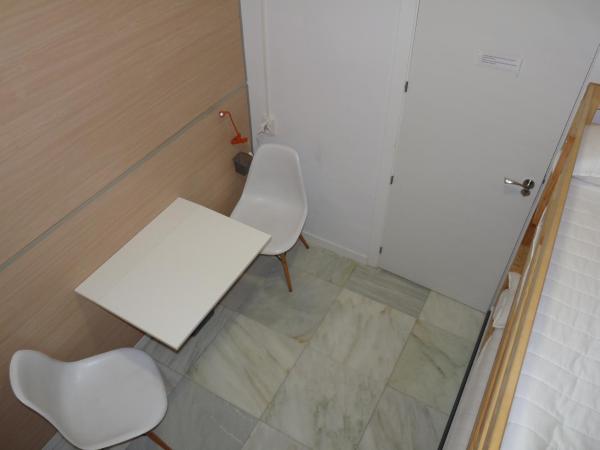 Chinitas Urban Hostel : photo 6 de la chambre chambre triple basique avec salle de bains commune