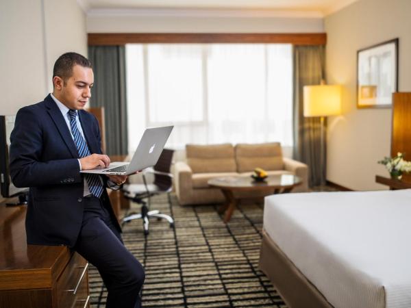 Jumeira Rotana - Dubai : photo 10 de la chambre ce studio spacieux dispose d’un balcon.