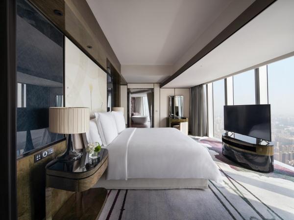Four Seasons Hotel Guangzhou-Free Shuttle Bus to Canton Fair Complex & Overseas Buyer Registration Services during Canton Fair Period : photo 4 de la chambre suite de luxe avec lit king-size - vue sur ville