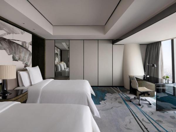 Four Seasons Hotel Guangzhou-Free Shuttle Bus to Canton Fair Complex & Overseas Buyer Registration Services during Canton Fair Period : photo 1 de la chambre chambre lits jumeaux de luxe avec vue sur la rivière