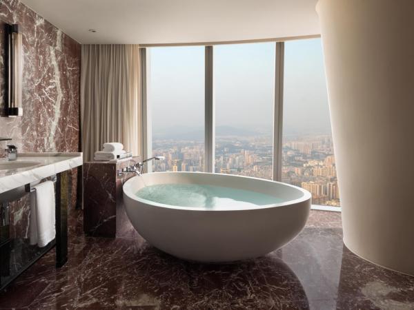 Four Seasons Hotel Guangzhou-Free Shuttle Bus to Canton Fair Complex & Overseas Buyer Registration Services during Canton Fair Period : photo 4 de la chambre suite lit king-size de luxe - vue sur rivière 