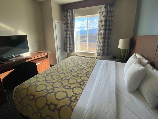 Baymont by Wyndham Colorado Springs : photo 5 de la chambre chambre lit king-size avec vue sur la montagne - non-fumeurs