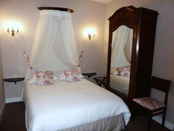 Hôtel Du Manoir : photo 1 de la chambre chambre double avec baignoire