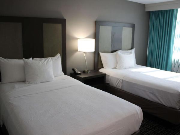 La Quinta Inn & Suites by Wyndham Indianapolis Downtown : photo 1 de la chambre chambre 2 lits queen-size - non-fumeurs