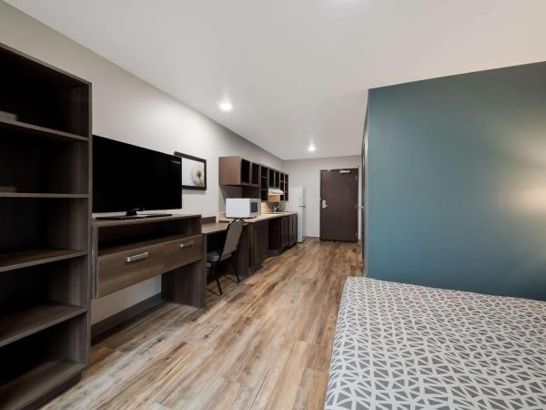 WoodSpring Suites San Antonio UTSA - Medical Center : photo 3 de la chambre queen suite with sofa - non smoking