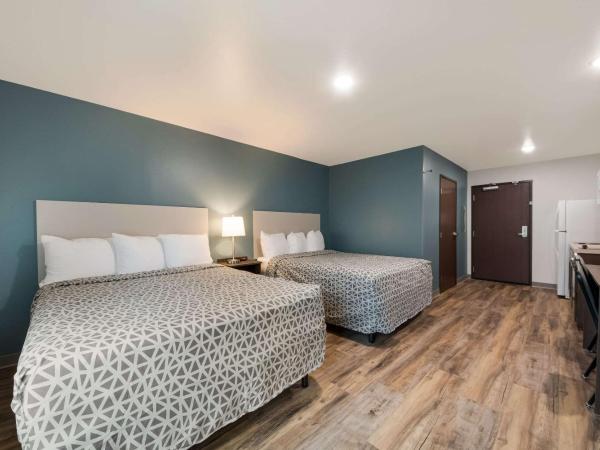 WoodSpring Suites San Antonio UTSA - Medical Center : photo 9 de la chambre queen suite with two queen beds and tub - disability access/non smoking