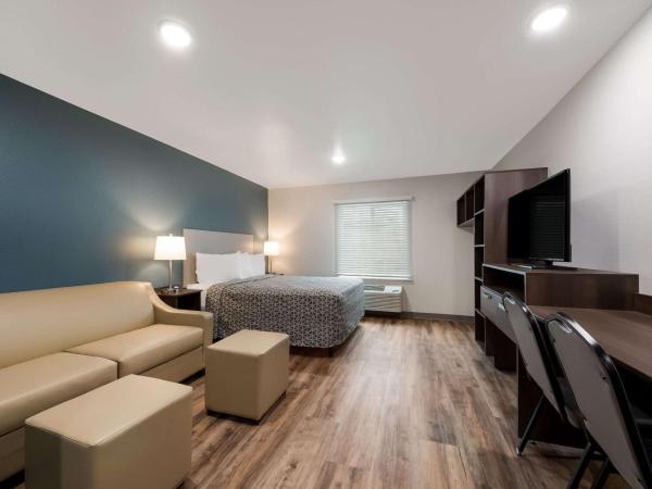 WoodSpring Suites San Antonio UTSA - Medical Center : photo 5 de la chambre queen suite with sofa - non smoking