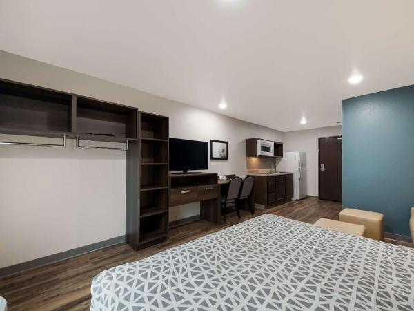 WoodSpring Suites San Antonio UTSA - Medical Center : photo 7 de la chambre queen suite with sofa - non smoking