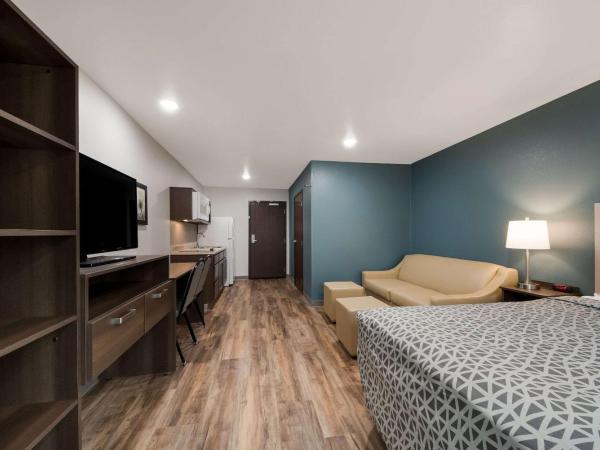 WoodSpring Suites San Antonio UTSA - Medical Center : photo 8 de la chambre queen suite with sofa - non smoking