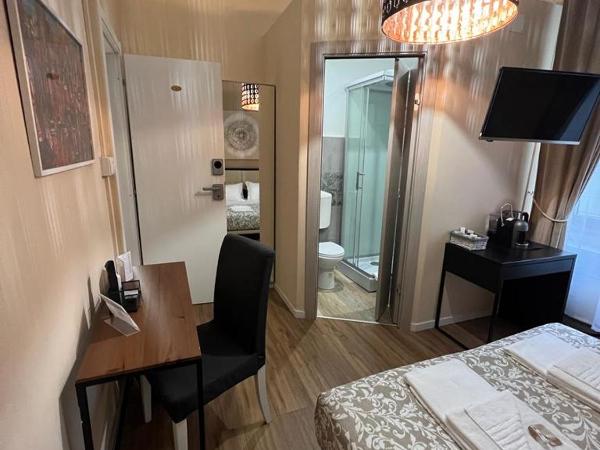 Domus La Foce Hotel Self check in : photo 2 de la chambre chambre double ou lits jumeaux avec salle de bains privative