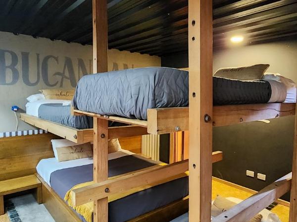 Bucanaan hostel boutique : photo 1 de la chambre chambre familiale avec salle de bains privative