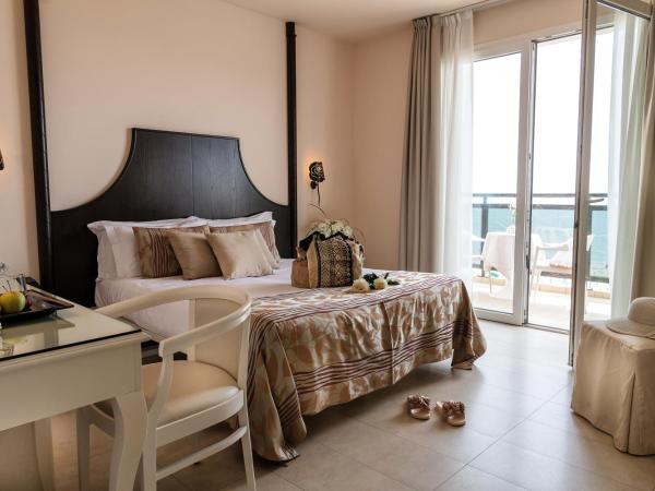 Baia del Mar Beach Boutique Hotel : photo 2 de la chambre suite lit king-size avec baignoire spa - vue sur mer