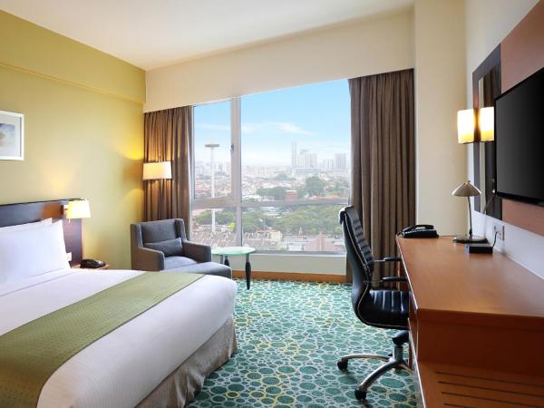 Holiday Inn Melaka, an IHG Hotel : photo 2 de la chambre standard queen room with one single bed and city view