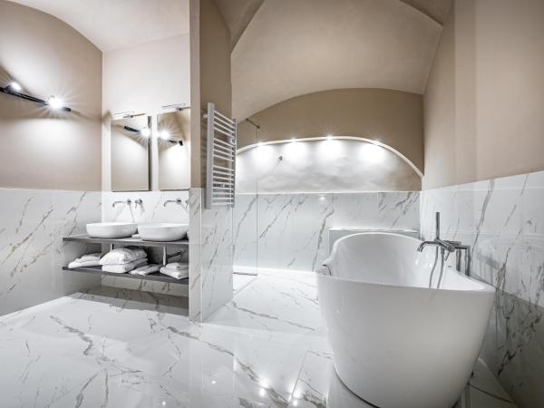 Hotel La Scaletta al Ponte Vecchio : photo 5 de la chambre suite deluxe avec baignoire spa
