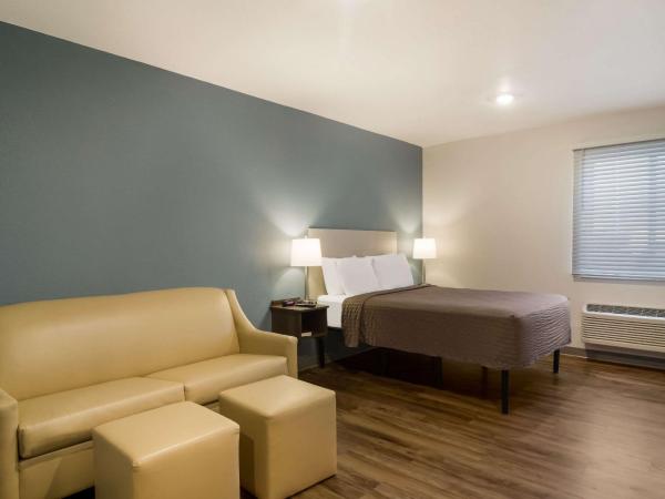 WoodSpring Suites Jacksonville - South : photo 4 de la chambre queen room with accessible tub and sofa - accessible/non smoking