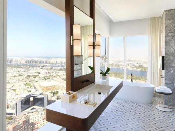 Sofitel Dubai The Obelisk : photo 9 de la chambre suite ambassadeur 2 chambres avec accès au club millésime et salle de sport privée