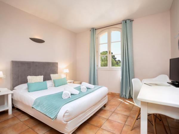 Hôtel La Bastide Saint Martin : photo 3 de la chambre chambre quadruple avec baignoire