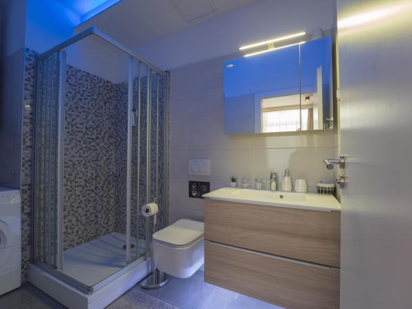 Sky & Sun Luxury Rooms with private parking in the garage : photo 5 de la chambre chambre lits jumeaux