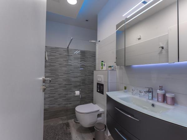 Sky & Sun Luxury Rooms with private parking in the garage : photo 6 de la chambre chambre double