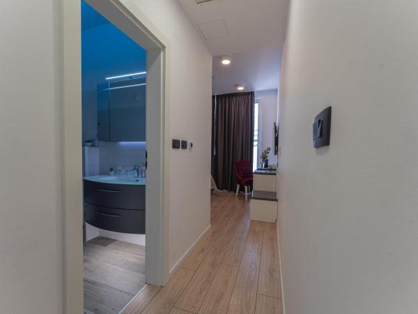 Sky & Sun Luxury Rooms with private parking in the garage : photo 7 de la chambre chambre double
