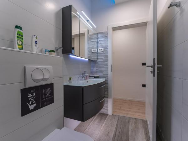 Sky & Sun Luxury Rooms with private parking in the garage : photo 5 de la chambre chambre double