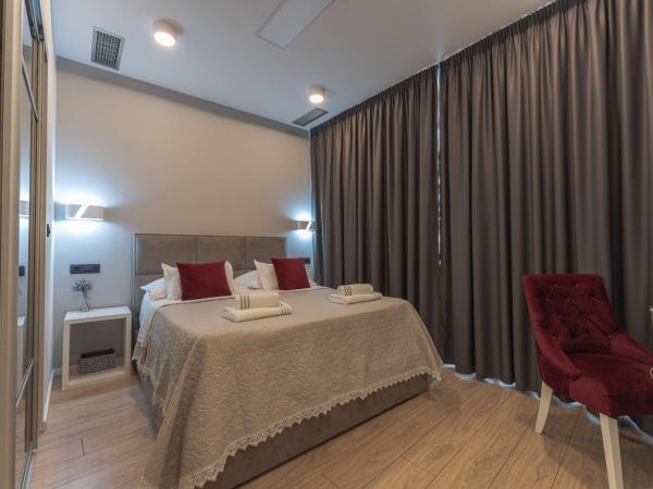 Sky & Sun Luxury Rooms with private parking in the garage : photo 2 de la chambre chambre double