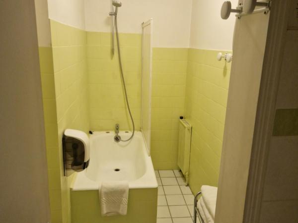 Hôtel du Commerce : photo 4 de la chambre chambre familiale