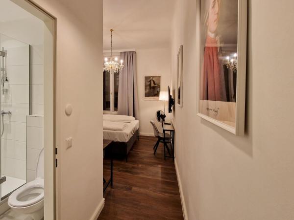 Pension Mozart - Newly Renovated : photo 4 de la chambre studio avec cuisine - vue sur rue