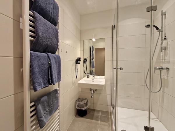 Pension Mozart - Newly Renovated : photo 6 de la chambre studio avec cuisine - vue sur rue