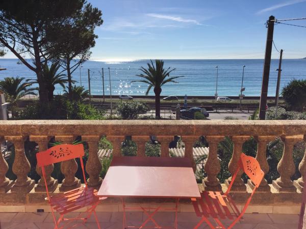 Villa Tricia Cannes : photo 3 de la chambre chambre double supérieure avec balcon - vue directe sur mer