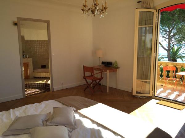 Villa Tricia Cannes : photo 7 de la chambre chambre double supérieure avec balcon - vue directe sur mer