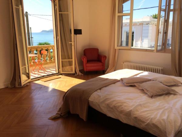 Villa Tricia Cannes : photo 2 de la chambre chambre double supérieure avec balcon - vue directe sur mer