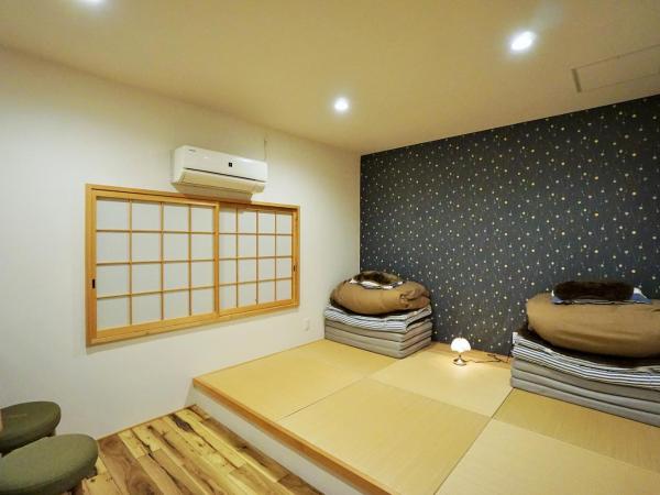 Villa Kyoto Saiin : photo 9 de la chambre chambre lits jumeaux avec matelas futon et salle de bains commune