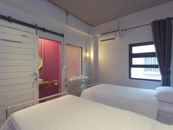 Bloo Hostel : photo 2 de la chambre chambre lits jumeaux avec salle de bains privative