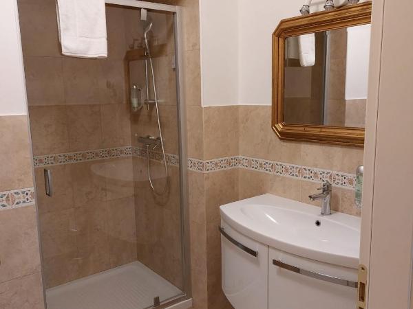 Lady Verona Residence : photo 4 de la chambre chambre double supérieure - vue sur rivière