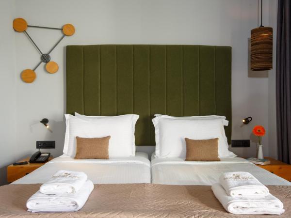 Palmera Beach Hotel & Spa - Adults Only : photo 6 de la chambre chambre deluxe avec jacuzzi extérieur - vue sur ville