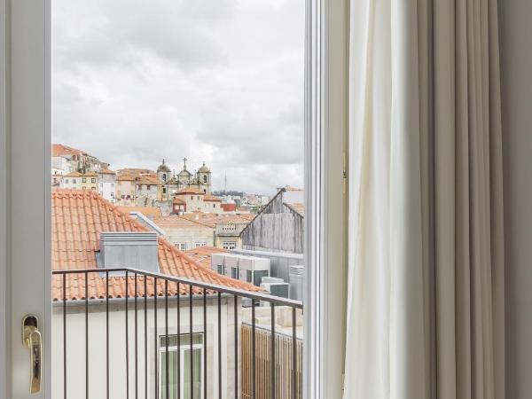 Casa da Companhia, Vignette Collection, an IHG Hotel : photo 7 de la chambre suite lit king-size avec balcon - vue sur cathédrale