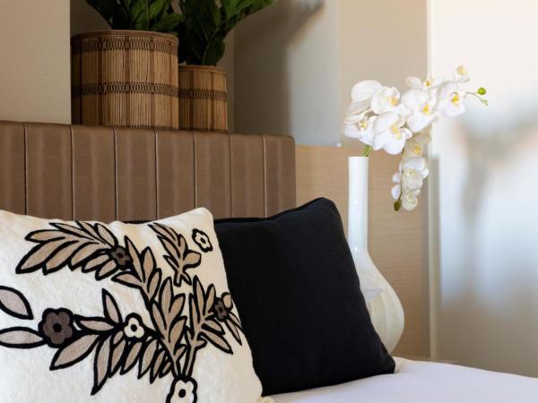 Santateresa : photo 5 de la chambre chambre double supérieure avec balcon - vue sur cour, cimetière marin et mer