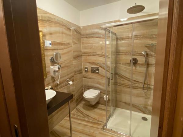Parkhotel Brno : photo 4 de la chambre chambre lit king-size avec balcon