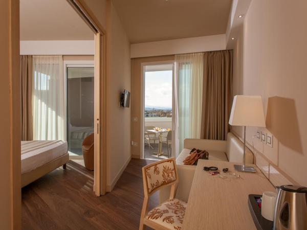 Hotel Imperiale Rimini & SPA : photo 1 de la chambre suite junior avec balcon