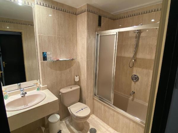 Hotel Escuela Madrid : photo 8 de la chambre chambre double ou lits jumeaux