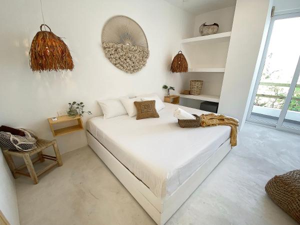 Casa Alkimia Town : photo 1 de la chambre chambre lit king-size avec balcon