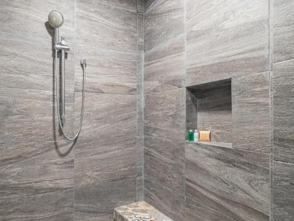 Izla Beach Front Hotel : photo 5 de la chambre hébergement supérieur avec baignoire - côté océan