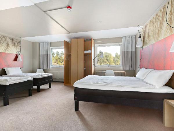 Sure Hotel by Best Western Spånga : photo 6 de la chambre standard room with one queen bed and two single beds - non-smoking