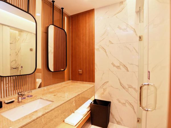 无锡花园大酒店 : photo 2 de la chambre chambre lit king-size - vue sur jardin