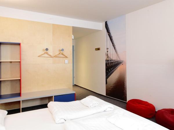 Maverick City Lodge : photo 1 de la chambre chambre double avec salle de bains privative